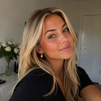 Chloe M. 21